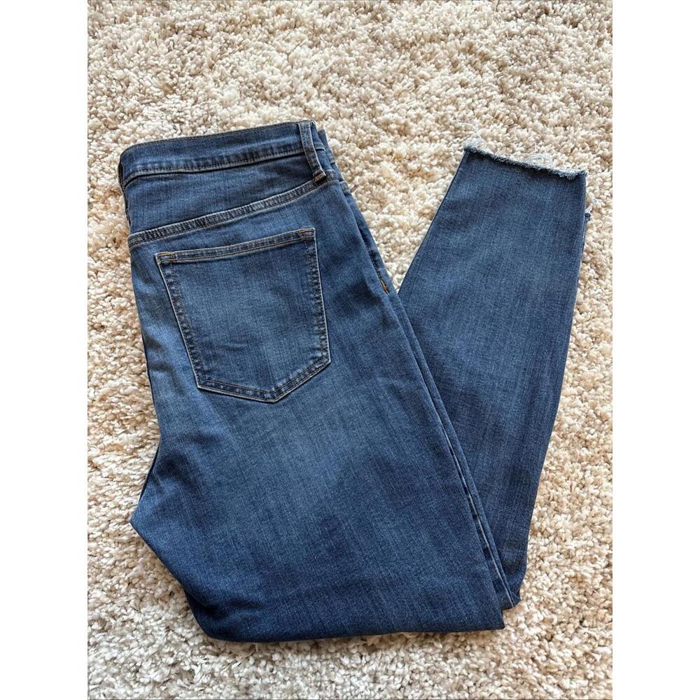 GAP Denim Women’s Cigarette High Rise SIZE 32R Raw Hem Distressed Straight Leg - Picture 4 of 4